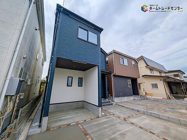 【現地外観写真】明るい南向き、降り注ぐ光に囲まれる邸宅。煌めく家族時間がここから始まる。