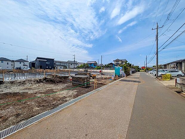 【前面道路含む現地写真】2026年7月完成予定！
平日・お仕事帰りなど、いつでもご案内致します！
お気軽にお問い合わせ下さい♪