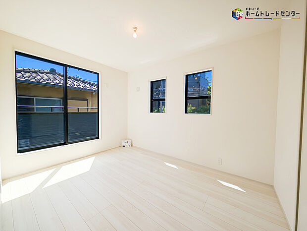 【リビング以外の居室】2面採光を確保した明るい室内は、風通しも良く居心地の良い空間となっております。爽やかな風を感じて起きる朝は、快適生活の始まりに！