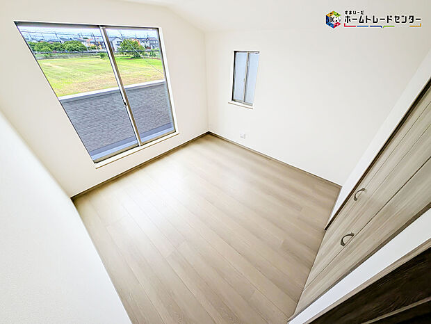 【リビング以外の居室】2面採光を確保した明るい室内は、風通しも良く居心地の良い空間となっております。爽やかな風を感じて起きる朝は、快適生活の始まりに!