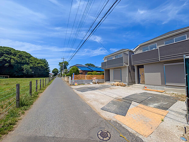 【前面道路含む現地写真】2026年6月完成予定！
平日・お仕事帰りなど、いつでもご案内致します！
お気軽にお問い合わせ下さい♪