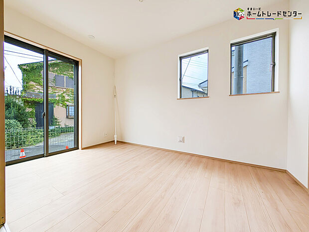 【リビング以外の居室】2面採光を確保した明るい室内は、風通しも良く居心地の良い空間となっております。爽やかな風を感じて起きる朝は、快適生活の始まりに！