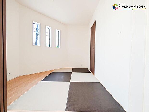【リビング以外の居室】コントラストがお洒落な縁なしタタミの和室♪
来客時にも重宝しますが、小さなお子様を寝かせるスペースとしても便利ですね。