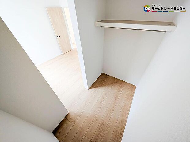 【収納】お子様との思い出もたっぷりしまえるウォークインクローゼット。衣類だけでなく、鞄などの小物からスーツケースやレジャー用品などの大きな物までたっぷり収納出来ます。