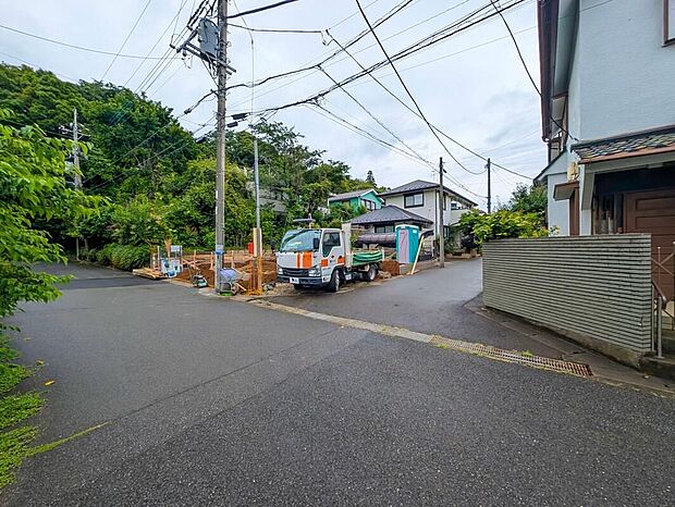 【前面道路含む現地写真】2026年8月完成予定！平日・お仕事帰りなど、いつでもご案内致します！お気軽にお問い合わせ下さい。