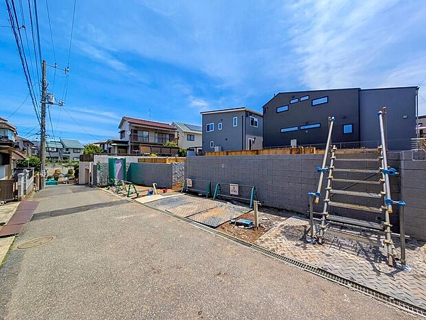 【前面道路含む現地写真】2026年8月完成予定!平日・お仕事帰りなど、いつでもご案内致します!お気軽にお問い合わせ下さい♪