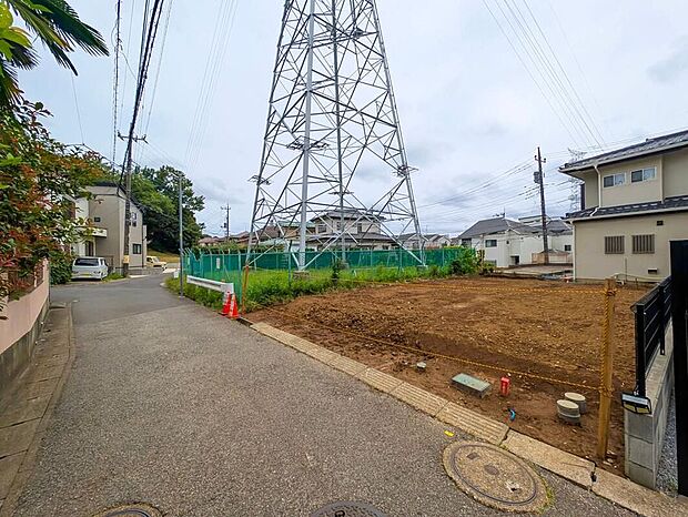 【前面道路含む現地写真】2026年9月完成予定！平日・お仕事帰りなど、いつでもご案内致します！お気軽にお問い合わせ下さい♪