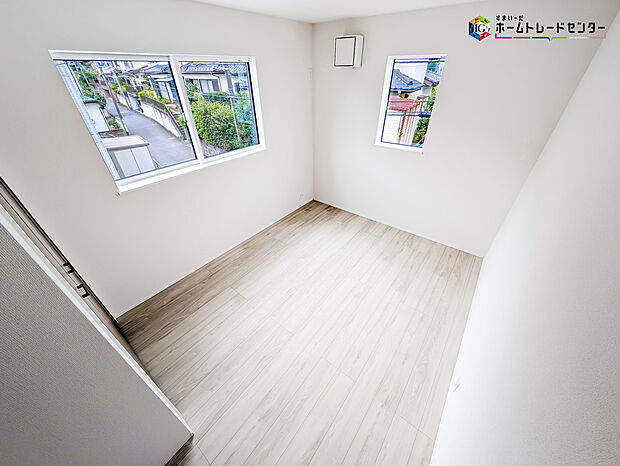 【リビング以外の居室】2面採光を確保した明るい室内は、風通しも良く居心地の良い空間となっております。爽やかな風を感じて起きる朝は、快適生活の始まりに!