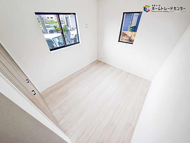 【リビング以外の居室】2面採光を確保した明るい室内は、風通しも良く居心地の良い空間となっております。爽やかな風を感じて起きる朝は、快適生活の始まりに!