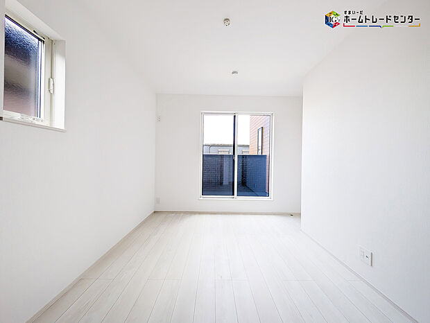 【リビング以外の居室】2面採光を確保した明るい室内は、風通しも良く居心地の良い空間となっております。爽やかな風を感じて起きる朝は、快適生活の始まりに！