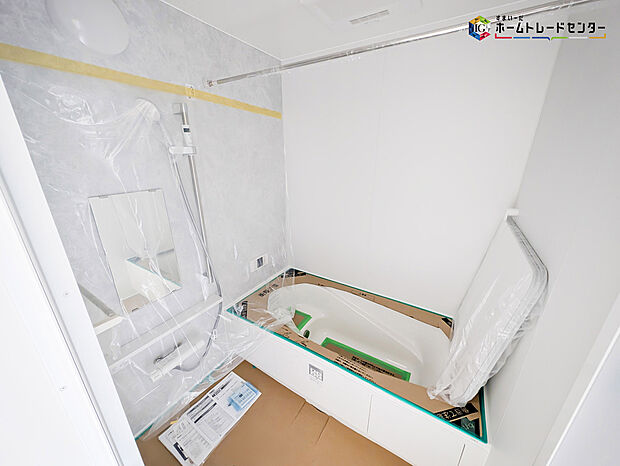 【浴室】毎日の疲れを癒す浴室は1坪タイプで、床は乾きやすく、滑りにくい速乾床を採用しておりお子様とのお風呂タイムも安心してゆったりとくつろげます。