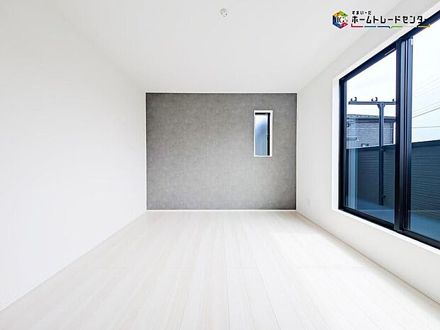 【リビング以外の居室】お陽さまの光をさわやかな風をたっぷりとりこめます。室内はいつも明るい印象なので気持ちの良い朝を迎えられます。毎日の生活も明るくなりそう。
