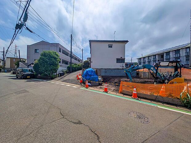 【前面道路含む現地写真】2026年11月完成予定!
平日・お仕事帰りなど、いつでもご案内致します!
お気軽にお問い合わせ下さい♪