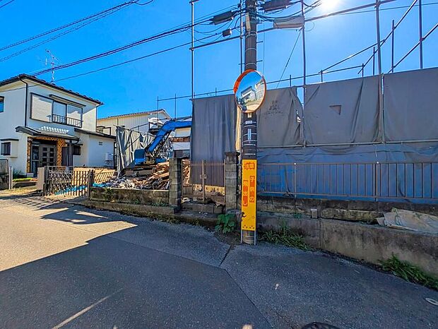 【現地外観写真】嬉しい仕様・設備がたくさん！角地、浴室乾燥機、全洋室、WIC、パントリー、リネン庫、ホール物入、駐車2台可能等！