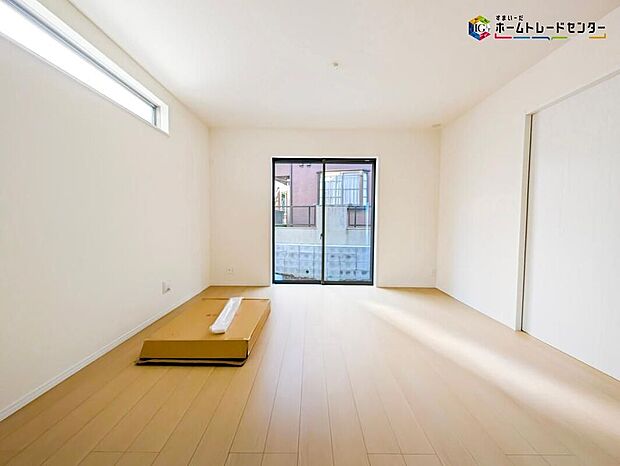 【リビング】大きな窓のあるリビングは、陽光あふれる明るい空間です。居心地良く、ご家族皆がゆったり寛げる憩いの空間となりそうです。