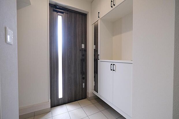 ◆お家で出会う人々を迎える玄関だからこそ、広々清潔感あふれる空間にしたいものです。採光・通風にも配慮された設計で毎日明るい空間をキープします♪