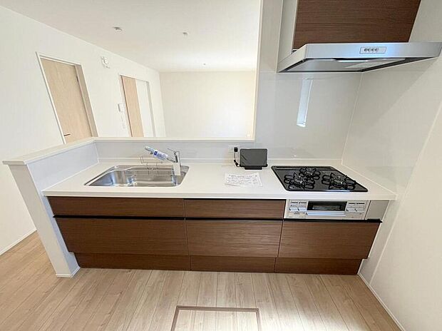 ◆人気の対面式キッチン。お食事の準備をしながらでもご家族とのコミュニケーションを楽しめます♪ぜひご見学の際にはキッチンに立ち、生活をイメージしてください。