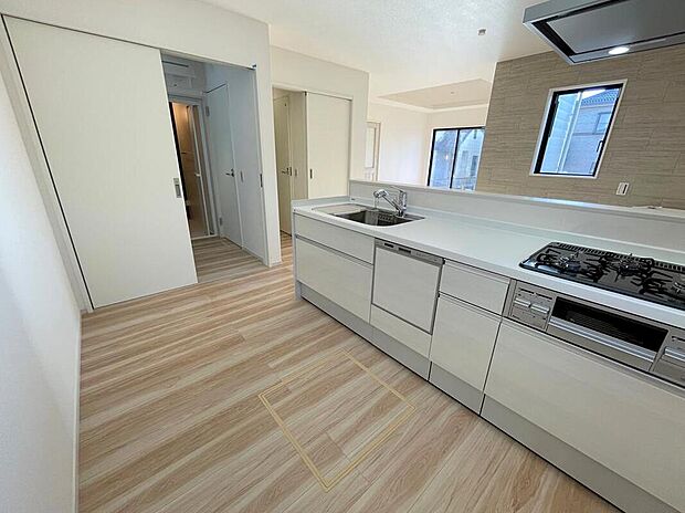 ◆人気の対面式キッチン。お食事の準備をしながらでもご家族とのコミュニケーションを楽しめます♪ぜひご見学の際にはキッチンに立ち、生活をイメージしてください。