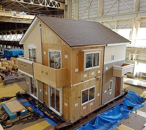 【I.D.S工法　耐震性能実験】
異なる4種類の大地震（阪神大震災・新潟県中越地震・ロサンゼルス地震・想定関東地震）で続けて揺らしても、倒壊はおろか損傷もしない耐震性能がある事が確認された。