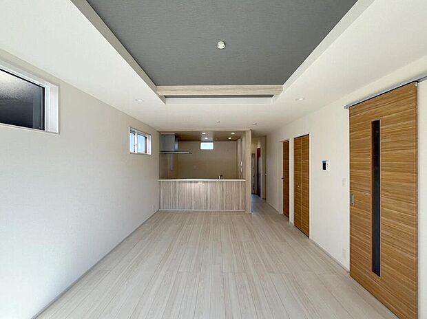 ◆南向きの大きな窓から明るい陽射しがたっぷり入ります。一日を通して陽射しをしっかり取り込んでくれる2面採光なので、夜まで照明いらずで過ごせます♪