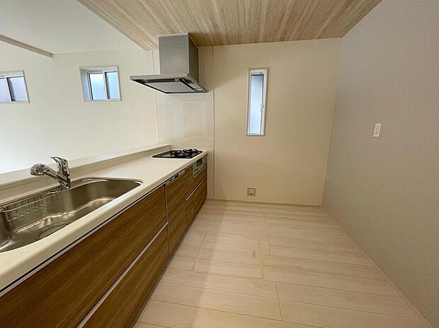 ◆人気の対面式キッチン。お食事の準備をしながらでもご家族とのコミュニケーションを楽しめます♪ぜひご見学の際にはキッチンに立ち、生活をイメージしてください。