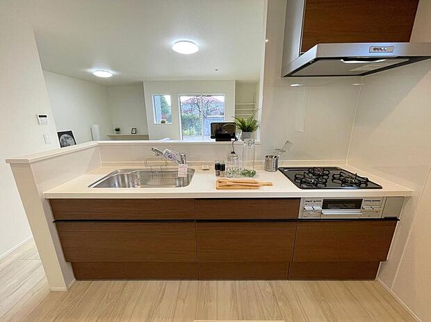 ◆人気の対面式キッチン。お食事の準備をしながらでもご家族とのコミュニケーションを楽しめます♪ぜひご見学の際にはキッチンに立ち、生活をイメージしてください。