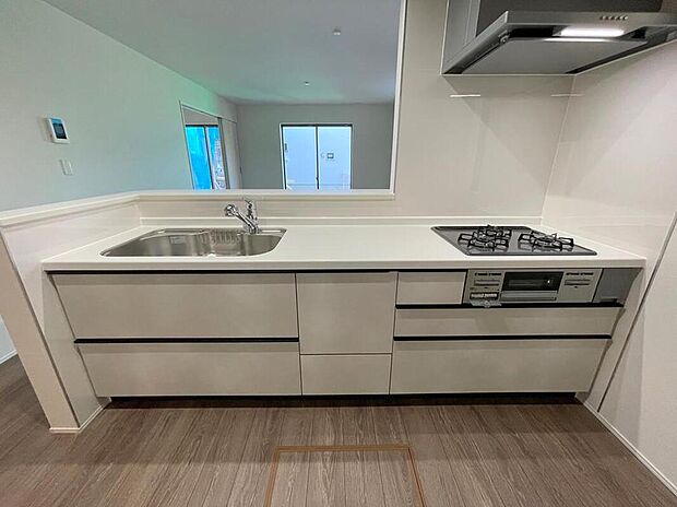 ◆人気の対面式キッチン。お食事の準備をしながらでもご家族とのコミュニケーションを楽しめます♪ぜひご見学の際にはキッチンに立ち、生活をイメージしてください。