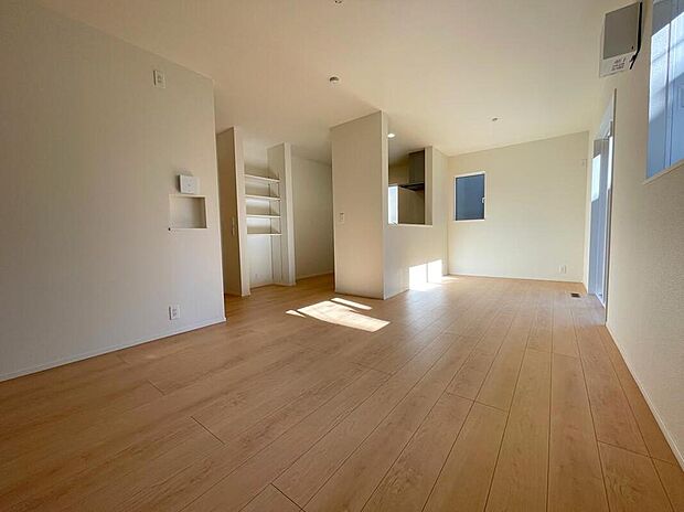 ◆リビングを温かく居心地の良い空間にしてくれる木目調の柔らかな風合い。休日はご家族みんなの癒しや憩いの場となってくれます♪