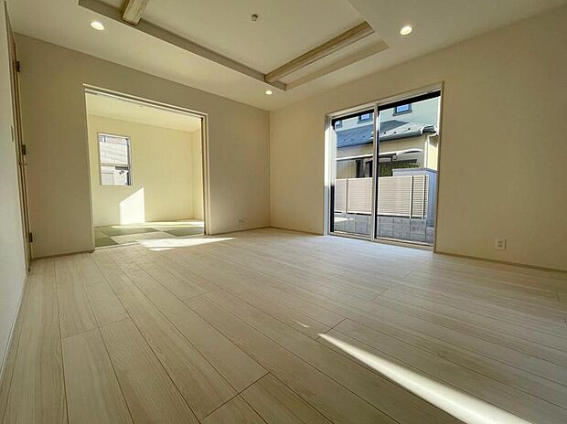 ◆大きな窓は遮音性に優れたペアガラスの窓となっています。リビングでたくさんはしゃいで遊んでも、お子様の声を気にしなくて大丈夫です♪