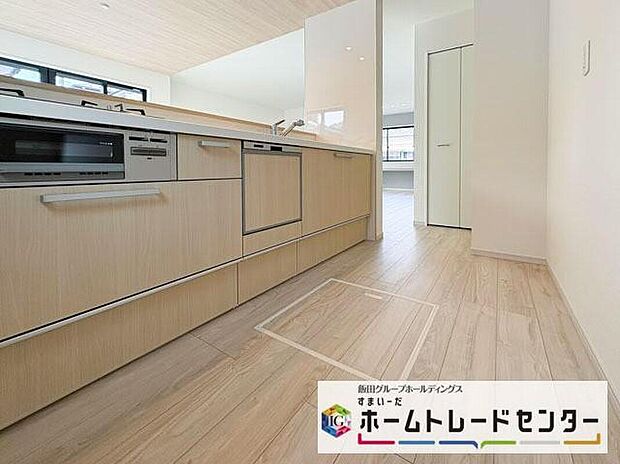 ◆人気の対面式キッチン。お食事の準備をしながらでもご家族とのコミュニケーションを楽しめます♪ぜひご見学の際にはキッチンに立ち、生活をイメージしてください。