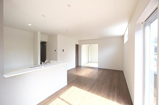 ◆南向きの大きな窓から明るい陽射しがたっぷり入ります。一日を通して陽射しをしっかり取り込んでくれる2面採光なので、夜まで照明いらずで過ごせます♪