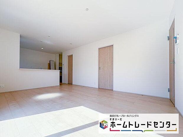 ◆リビングを温かく居心地の良い空間にしてくれる木目調の柔らかな風合い。休日はご家族みんなの癒しや憩いの場となってくれます♪