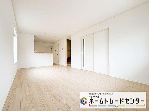 ◆リビングを温かく居心地の良い空間にしてくれる木目調の柔らかな風合い。休日はご家族みんなの癒しや憩いの場となってくれます♪