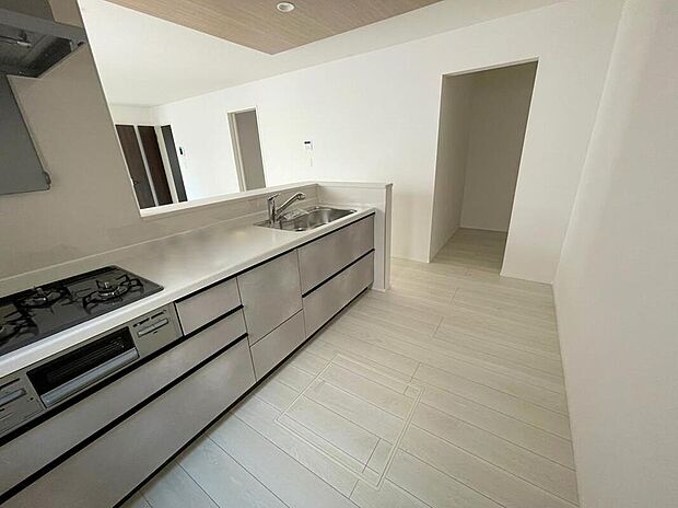 ◆人気の対面式キッチン。お食事の準備をしながらでもご家族とのコミュニケーションを楽しめます♪ぜひご見学の際にはキッチンに立ち、生活をイメージしてください。