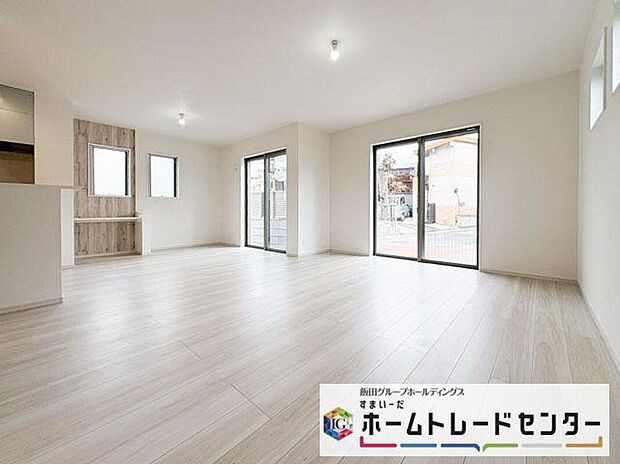 ◆リビングを温かく居心地の良い空間にしてくれる木目調の柔らかな風合い。休日はご家族みんなの癒しや憩いの場となってくれます♪