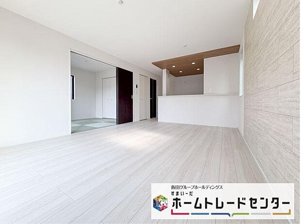 ◆リビングを温かく居心地の良い空間にしてくれる木目調の柔らかな風合い。休日はご家族みんなの癒しや憩いの場となってくれます♪