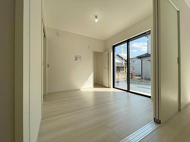 ◆リビングと隣接したお部屋では、ゴロゴロする、お子様を寝かせる、客間として利用するなど、ライフスタイルに合わせて変化をもたらすことができます。