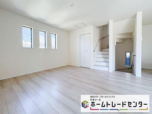 ◆リビングを温かく居心地の良い空間にしてくれる木目調の柔らかな風合い。休日はご家族みんなの癒しや憩いの場となってくれます♪