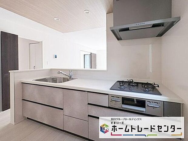 ◆人気の対面式キッチン。お食事の準備をしながらでもご家族とのコミュニケーションを楽しめます♪ぜひご見学の際にはキッチンに立ち、生活をイメージしてください。