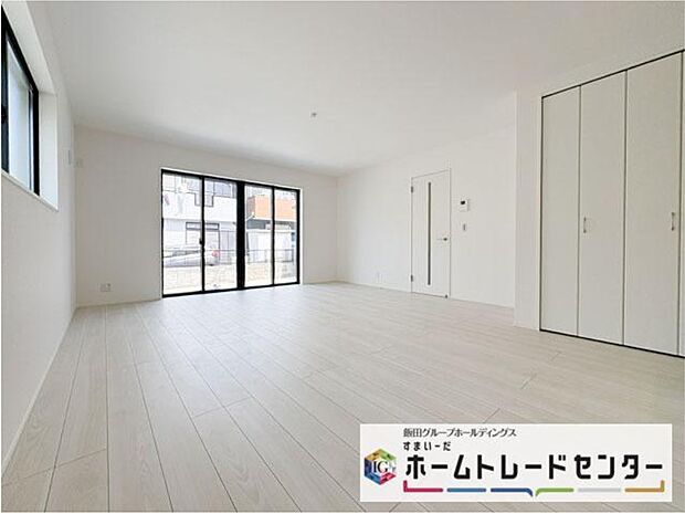 ◆南向きの大きな窓から明るい陽射しがたっぷり入ります。一日を通して陽射しをしっかり取り込んでくれる2面採光なので、夜まで照明いらずで過ごせます♪