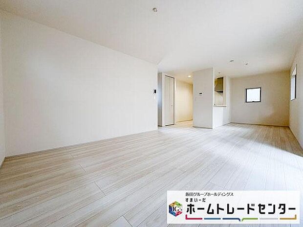 ◆南向きの大きな窓から明るい陽射しがたっぷり入ります。一日を通して陽射しをしっかり取り込んでくれる2面採光なので、夜まで照明いらずで過ごせます♪