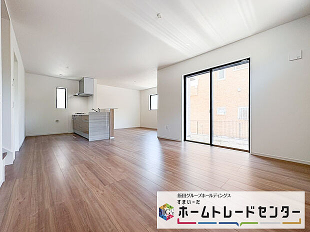 ◆リビングを温かく居心地の良い空間にしてくれる木目調の柔らかな風合い。休日はご家族みんなの癒しや憩いの場となってくれます♪