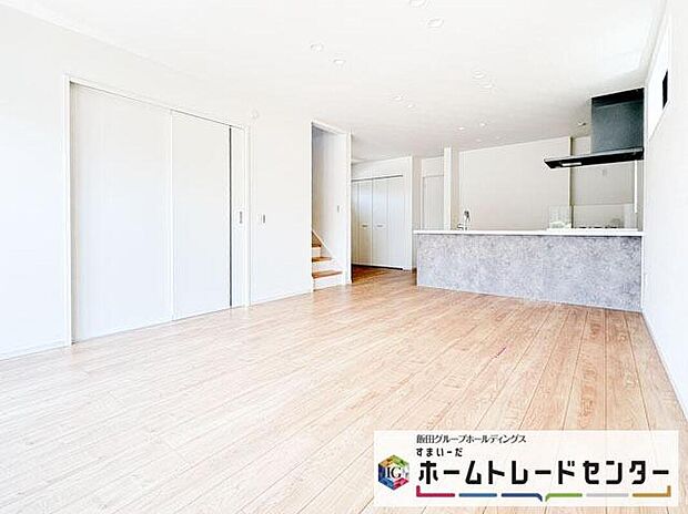 ◆リビングを温かく居心地の良い空間にしてくれる木目調の柔らかな風合い。休日はご家族みんなの癒しや憩いの場となってくれます♪