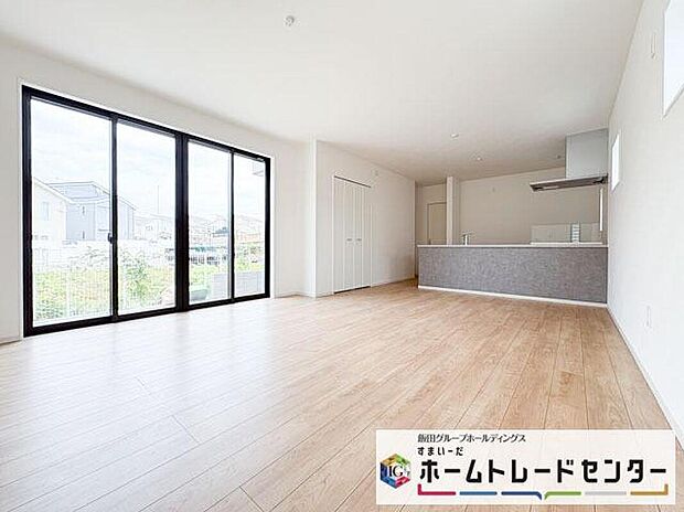 ◆リビングを温かく居心地の良い空間にしてくれる木目調の柔らかな風合い。休日はご家族みんなの癒しや憩いの場となってくれます♪