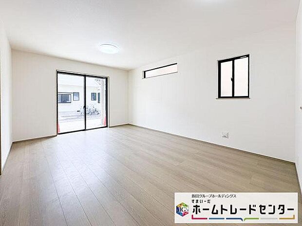 ◆南向きの大きな窓から明るい陽射しがたっぷり入ります。一日を通して陽射しをしっかり取り込んでくれる2面採光なので、夜まで照明いらずで過ごせます♪