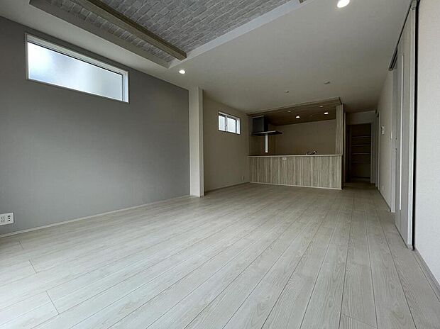 ◆大きな窓は遮音性に優れたペアガラスの窓となっています。リビングでたくさんはしゃいで遊んでも、お子様の声を気にしなくて大丈夫です♪