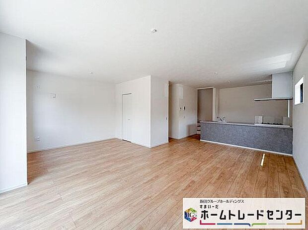 ◆リビングを温かく居心地の良い空間にしてくれる木目調の柔らかな風合い。休日はご家族みんなの癒しや憩いの場となってくれます♪
