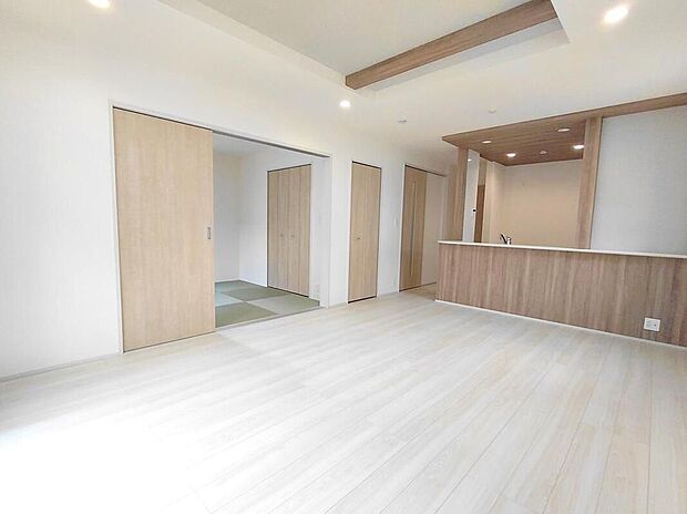 ◆リビングを温かく居心地の良い空間にしてくれる木目調の柔らかな風合い。休日はご家族みんなの癒しや憩いの場となってくれます♪