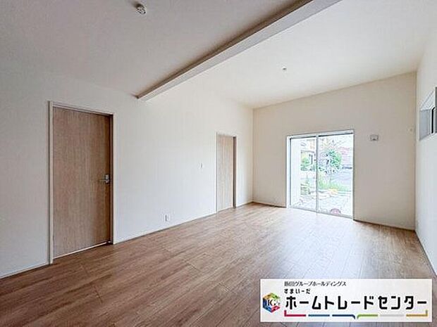 ◆南向きの大きな窓から明るい陽射しがたっぷり入ります。一日を通して陽射しをしっかり取り込んでくれる2面採光なので、夜まで照明いらずで過ごせます♪