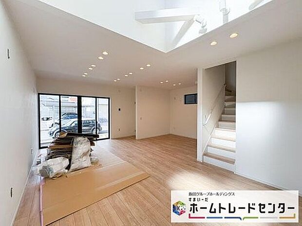 ◆南向きの大きな窓から明るい陽射しがたっぷり入ります。一日を通して陽射しをしっかり取り込んでくれる2面採光なので、夜まで照明いらずで過ごせます♪